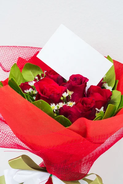 Buquê vermelho com cartão — Fotografia de Stock