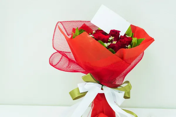 Red bouquet with card — Stock Photo, Image