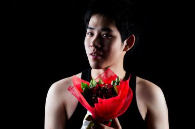 Asyalı çocuk kırmızı kokulu koyu arka planda