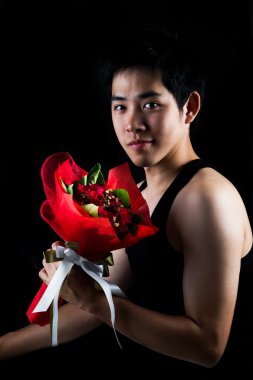 Asyalı çocuk kırmızı kokulu koyu arka planda