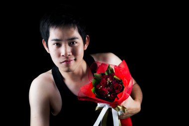 Asyalı çocuk kırmızı kokulu koyu arka planda