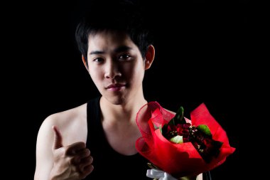 Asyalı çocuk kırmızı kokulu koyu arka planda