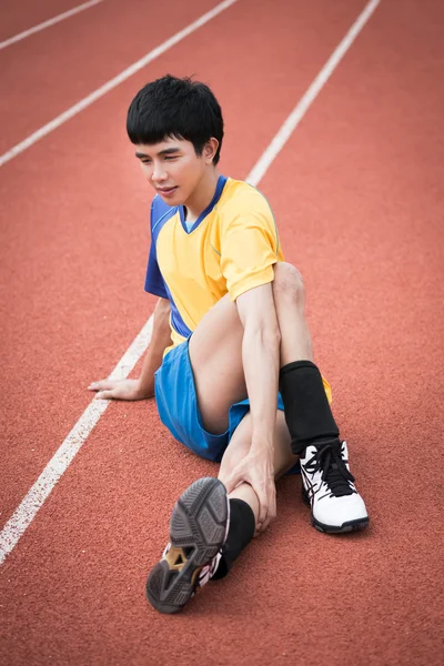 Азиатский спортсмен на треке — стоковое фото