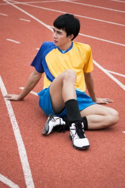 Asyalı adam egzersiz önce ısınmak