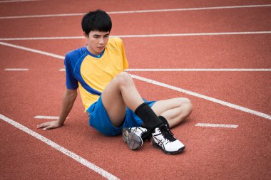 Asyalı adam egzersiz önce ısınmak