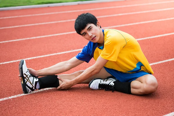 Atleta asiático na pista — Fotografia de Stock