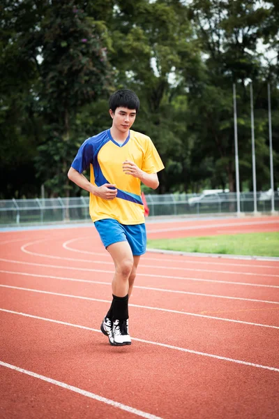 Atleta asiático na pista — Fotografia de Stock