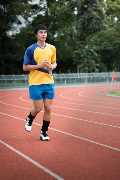Азиатский спортсмен на треке — стоковое фото