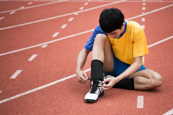 Ásia homem aquecimento até antes de exercício — Fotografia de Stock