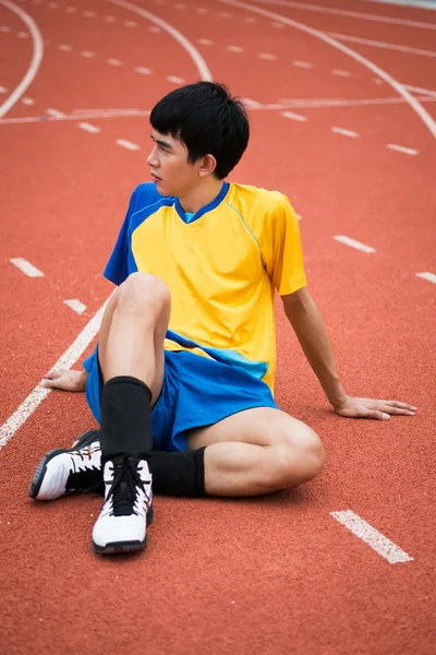 Ásia homem aquecimento até antes de exercício — Fotografia de Stock