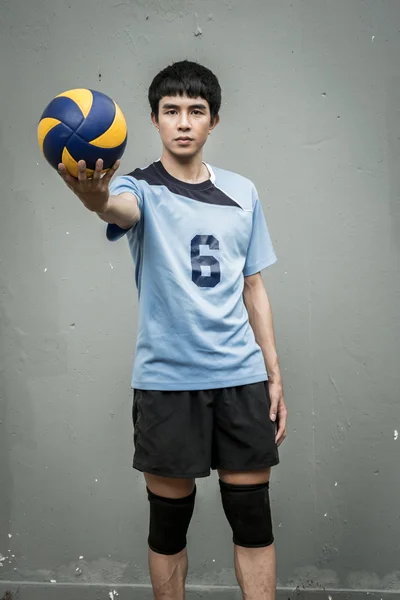 Asiático voleibol atleta con bola — Foto de Stock
