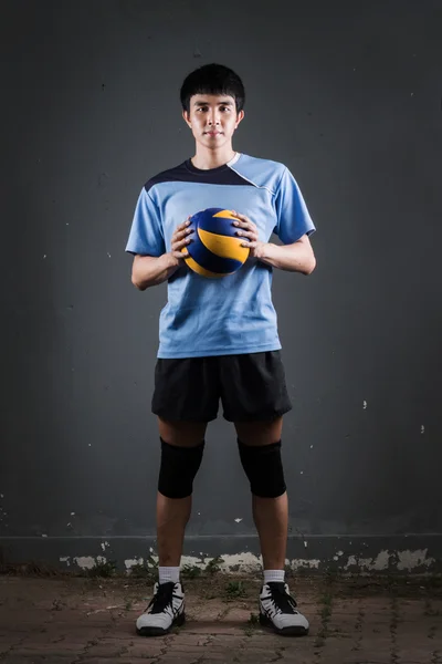 Atleta de voleibol asiático en acción — Foto de Stock