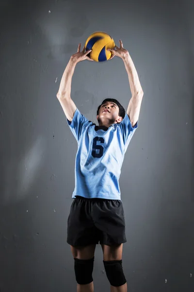 Atleta de voleibol asiático en acción — Foto de Stock