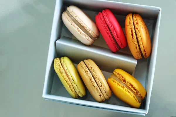 Macarons coloridos na caixa de papel — Fotografia de Stock