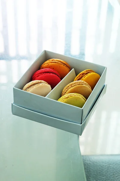 Macarons coloridos na caixa de papel — Fotografia de Stock