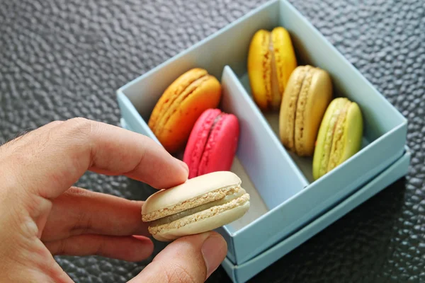 Красочные Macarons In The Paper Box — стоковое фото