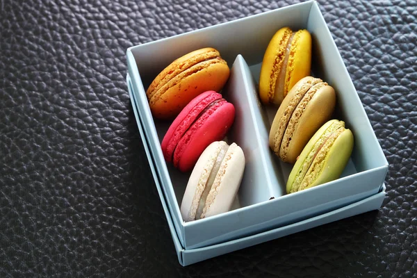 Macarons colorés dans la boîte en papier — Photo