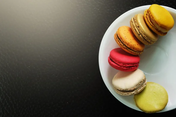 Macarons coloridos no prato — Fotografia de Stock