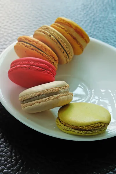 Macarons coloridos no prato — Fotografia de Stock