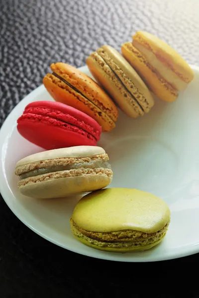 Macarons coloridos no prato — Fotografia de Stock