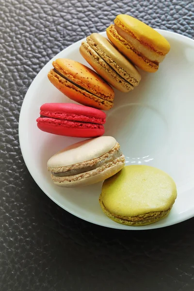 Macarons coloridos no prato — Fotografia de Stock