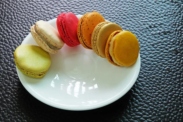 Macarons coloridos no prato — Fotografia de Stock