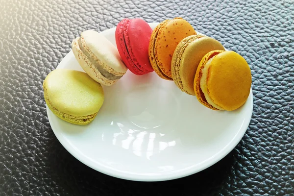 Macarons coloridos no prato — Fotografia de Stock