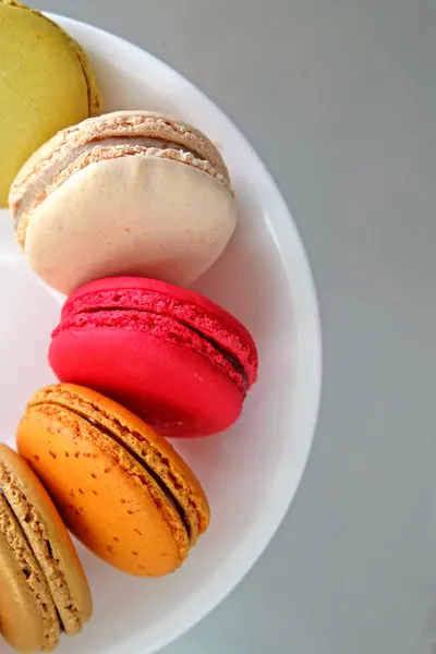 Macarons coloridos no prato — Fotografia de Stock