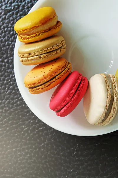 Macarons coloridos no prato — Fotografia de Stock