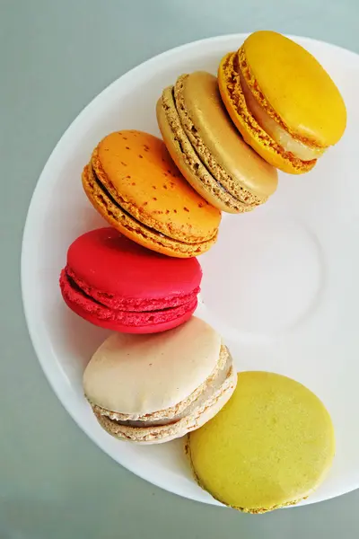 Macaron colorati nel piatto — Foto Stock