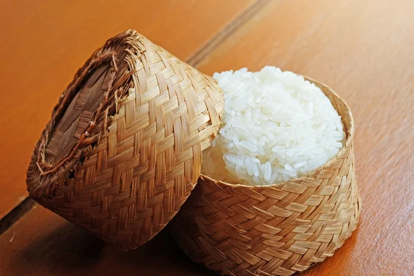 Warmer klebriger Reis in der Bambusverpackung — Stockfoto
