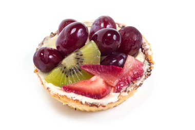 Beyaz arka planda meyve tart