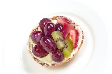 Beyaz arka planda meyve tart