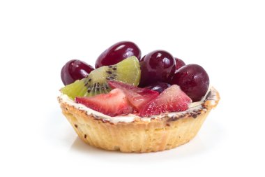 Beyaz arka planda meyve tart