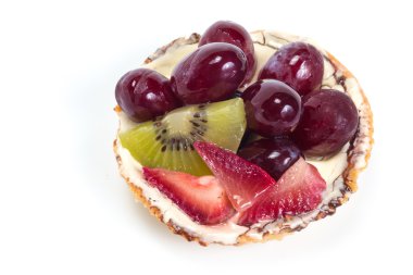 Beyaz arka planda meyve tart