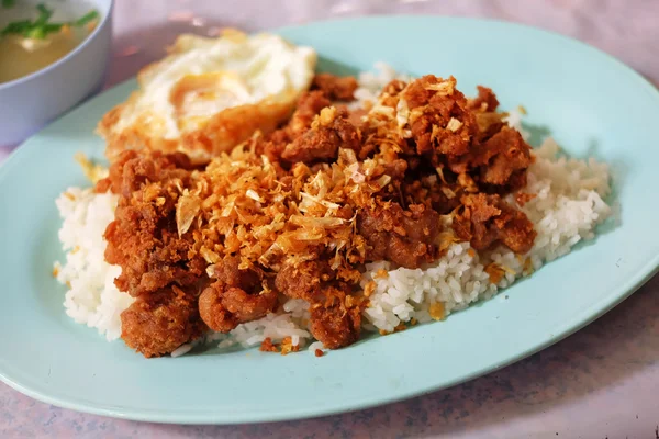 Daging babi goreng Asia dengan nasi dan sup — Stok Foto