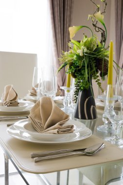 yemek için beyaz dekorasyon tablosunu temizleme