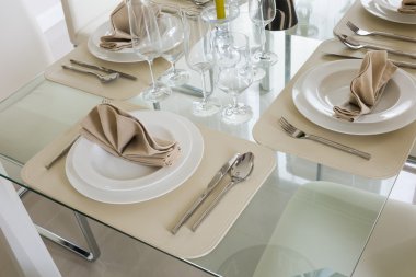 yemek için beyaz dekorasyon tablosunu temizleme