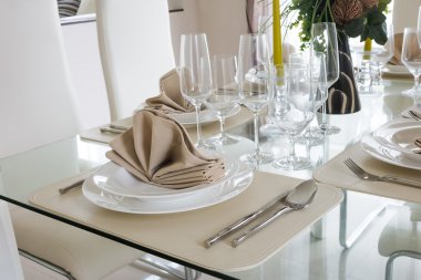yemek için beyaz dekorasyon tablosunu temizleme