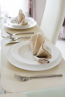 yemek için beyaz dekorasyon tablosunu temizleme