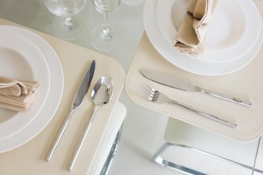 yemek için beyaz dekorasyon tablosunu temizleme