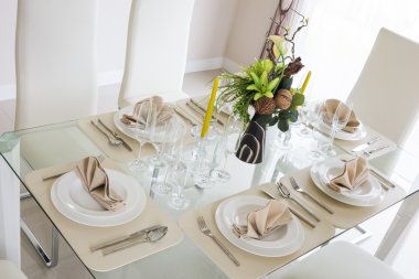 yemek için beyaz dekorasyon tablosunu temizleme