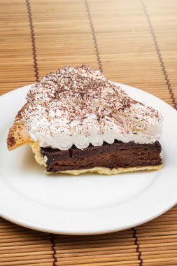 üst krema ve kakao tozu ile Çikolatalı tart
