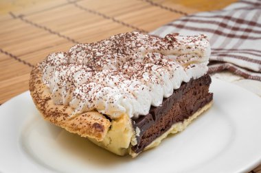 üst krema ve kakao tozu ile Çikolatalı tart
