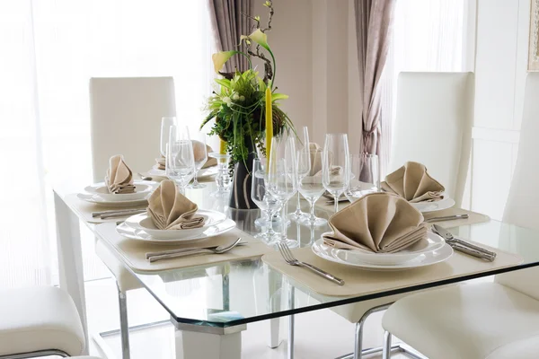 Klarer weißer Dekorationstisch zum Essen — Stockfoto