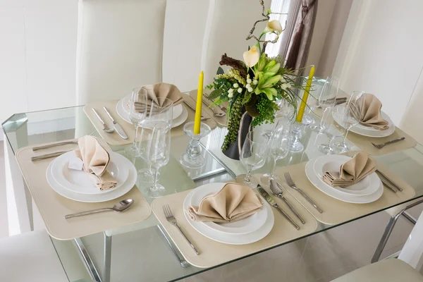 Jasné bílé dekorace stolu pro jídlo — Stock fotografie
