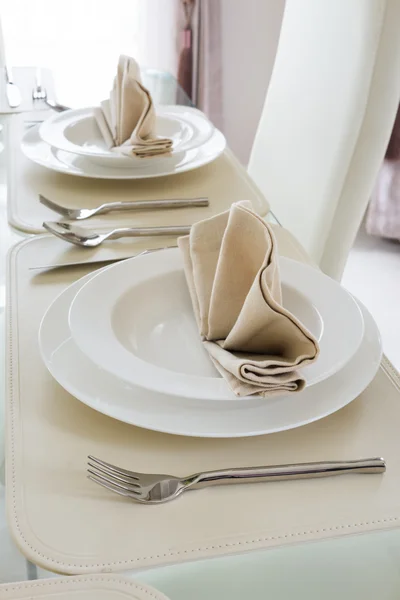 食事のための白い装飾テーブルをクリアします。 — ストック写真