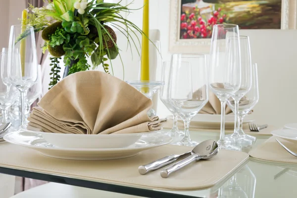 Mesa de decoração branca clara para refeição — Fotografia de Stock