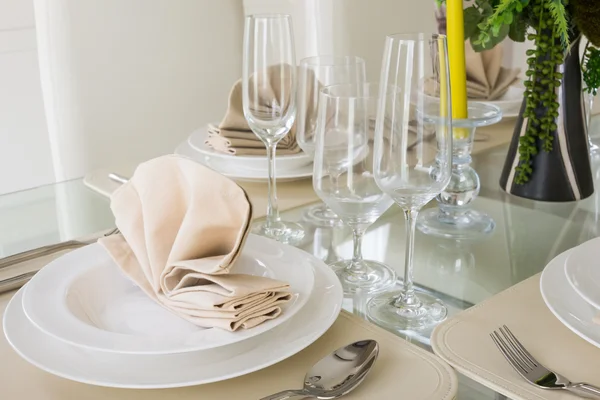 Tavolo decorativo bianco chiaro per pasto — Foto Stock
