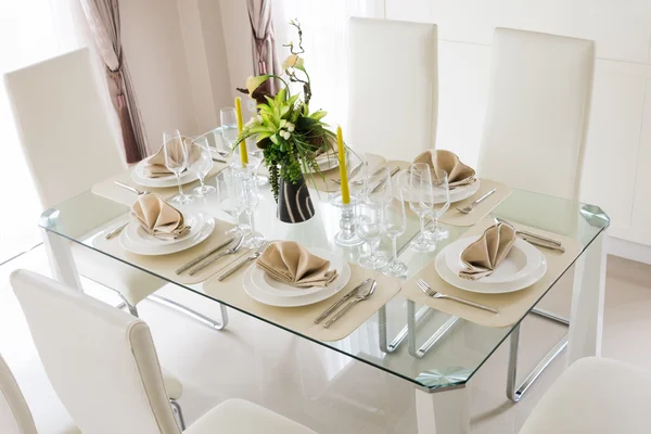 Tavolo decorativo bianco chiaro per pasto — Foto Stock